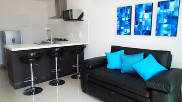 Appartement, 1 chambre | Salle de séjour | Télévision à écran plasma de 32 pouces avec chaînes par câble
