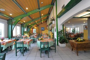 Breakfast, lunch, dinner served; local cuisine, garden views  - Le Moulin des Gardelles (Malauzat)