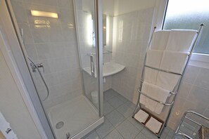 Duschwanne, kostenlose Toilettenartikel, Haartrockner, Handtücher