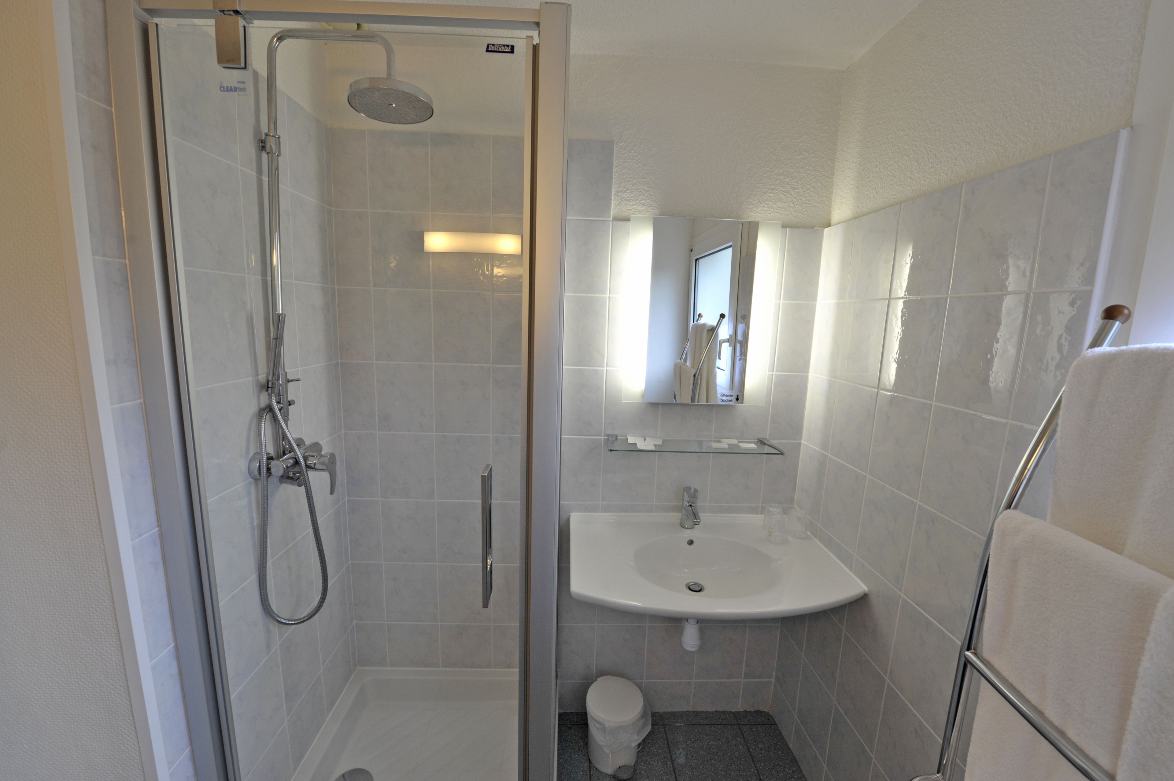 superior triple room | bathroom | combined shower/bathtub, free toiletries, hair dryer, towels