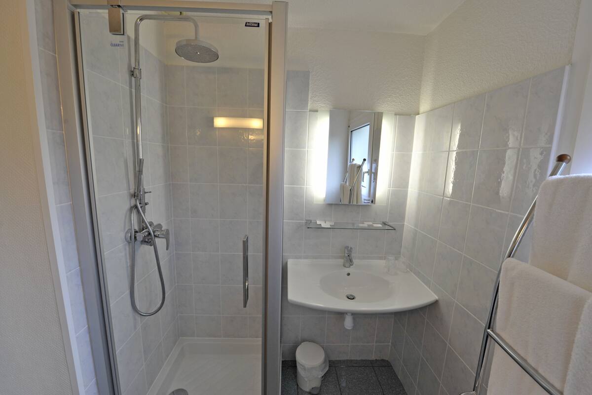 superior triple room | bathroom | combined shower/bathtub, free toiletries, hair dryer, towels