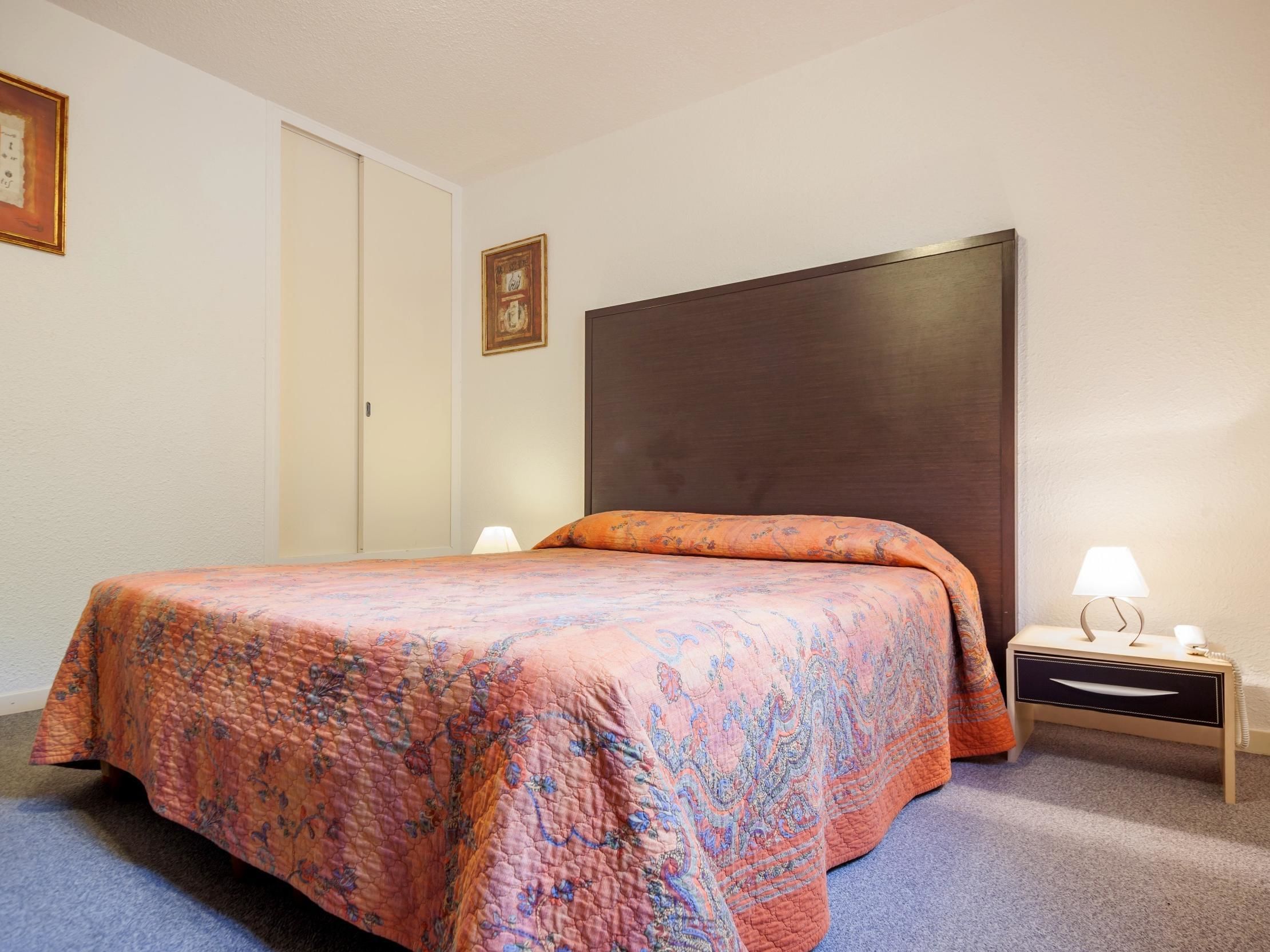 premium bedding, in-room safe, desk, soundproofing