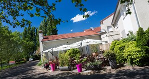 Lasten leikkialue ulkona