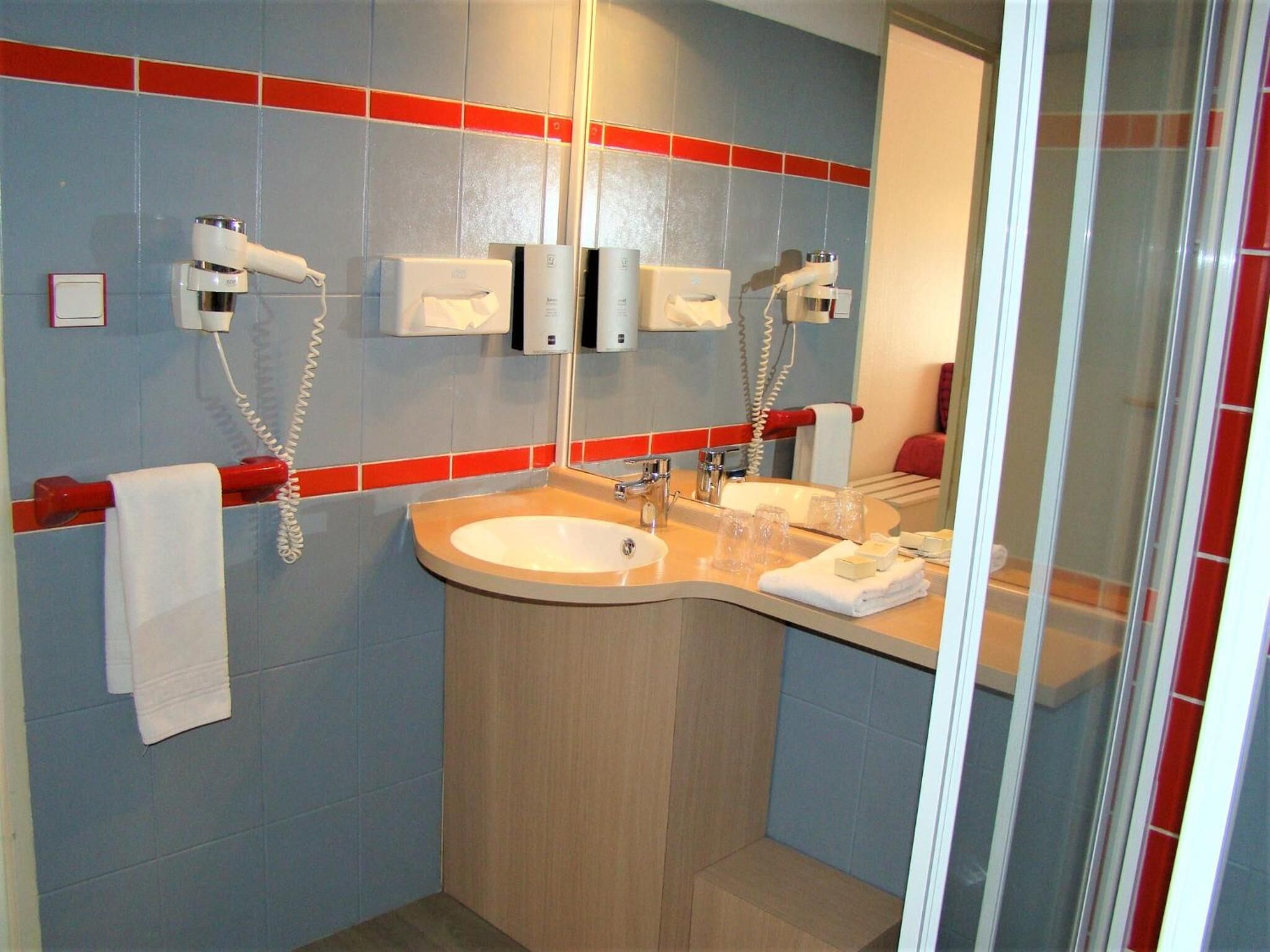 combined shower/bathtub, free toiletries, hair dryer, towels