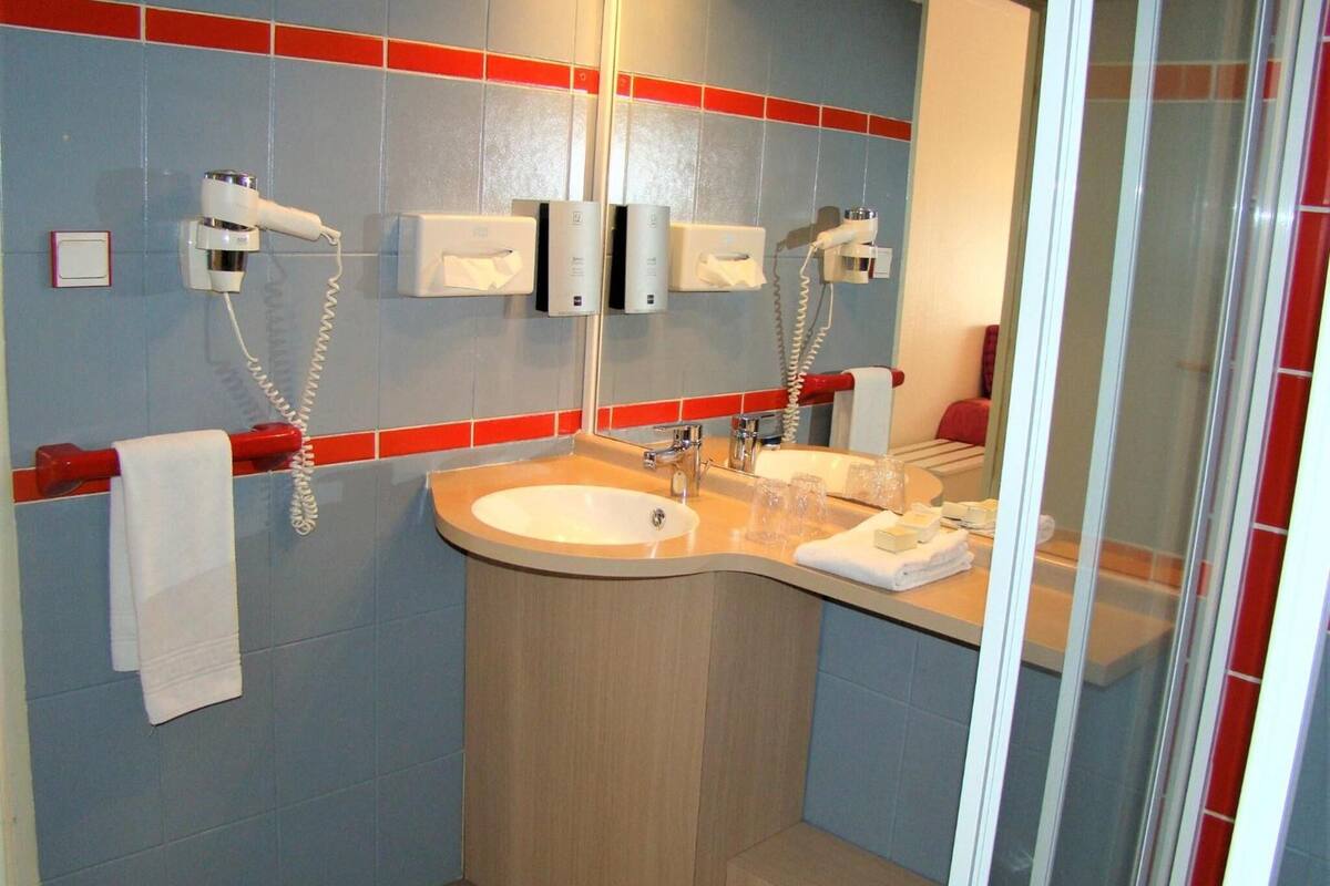 combined shower/bathtub, free toiletries, hair dryer, towels