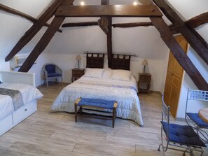 Habitación familiar | Ropa de cama de alta calidad y decoración personalizada 