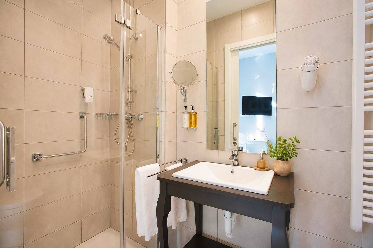 Een douche, handdoeken, zeep, shampoo