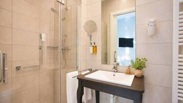 Een douche, handdoeken, zeep, shampoo