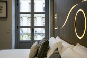 Ropa de cama de alta calidad, cubrecamas, escritorio y wifi gratis