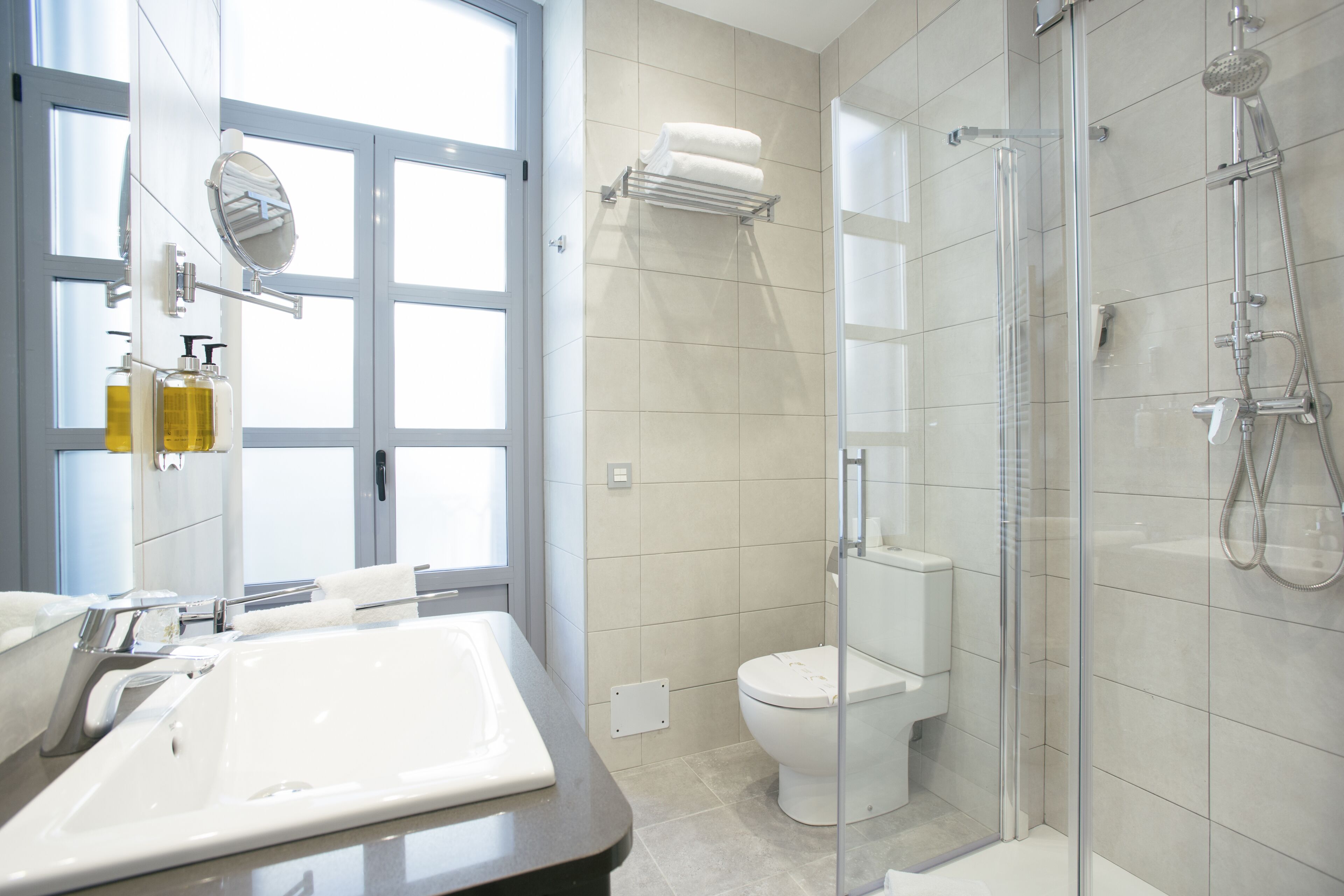 Kamer, 1 twee- of 2 eenpersoonsbedden (Exterior) | Badkamer | Een douche, handdoeken, zeep, shampoo