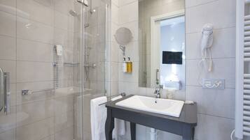 Habitación Exterior Balcón 1 cama doble o 2 individuales | Baño | Ducha, toallas, jabón y champú