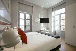 Ropa de cama de alta calidad, cubrecamas, escritorio y wifi gratis 