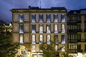 Overnatningsstedets facade – aften/nat