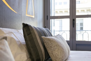 Premium bedding, down comforters, desk, free WiFi - Legazpi Doce Rooms & Suites (San Sebastián)
