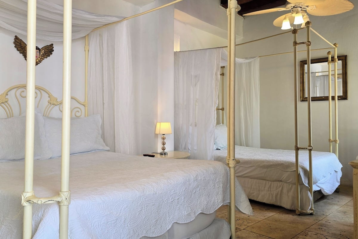 Quarto família, 2 camas de casal | Cofres nos quartos, ferros/tábuas de passar roupa, Wi-Fi de cortesia