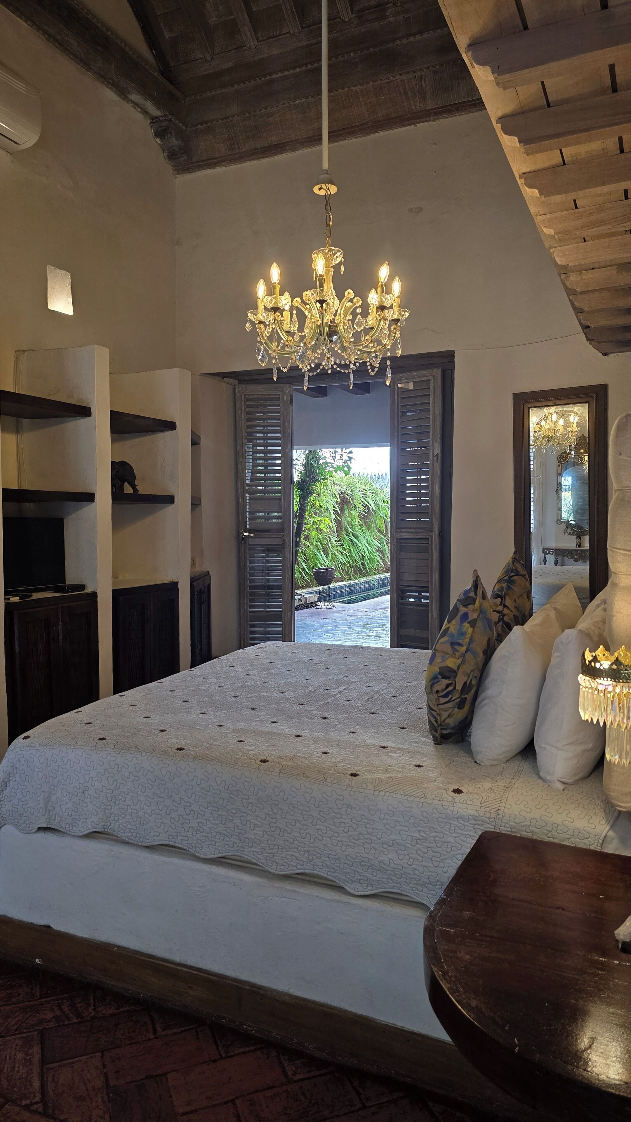 Habitación Deluxe | Caja fuerte, tabla de planchar con plancha, wifi gratis y ropa de cama