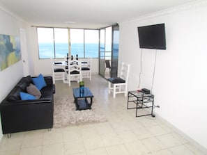 Appartement, 4 chambres (SMR257A) | Salle de séjour | Téléviseur à écran plat de 32 po avec télévision par câble, téléviseur