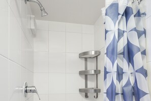 Kamar Twin, ensuite | Kamar mandi | Shower, pancuran hujan, handuk, dan sabun