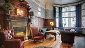 Lobby-lounge