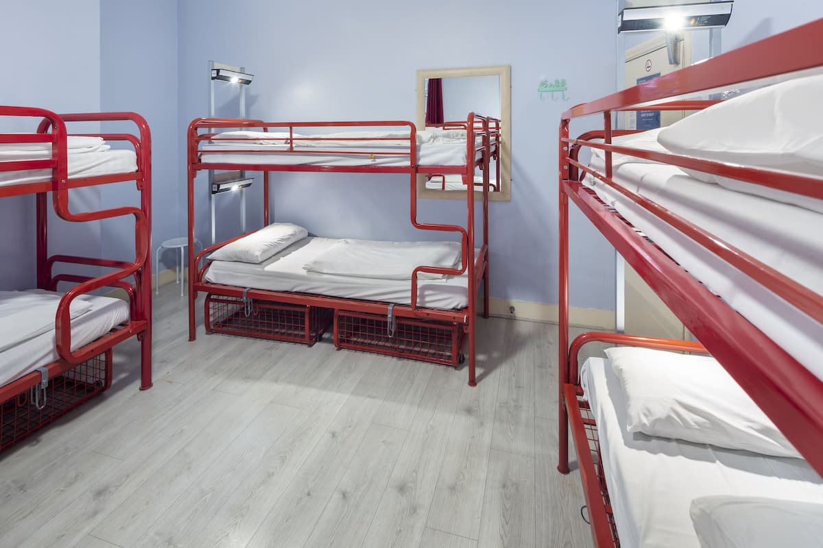 Verdunkelungsvorhänge, schallisolierte Zimmer, Bügeleisen/Bügelbrett