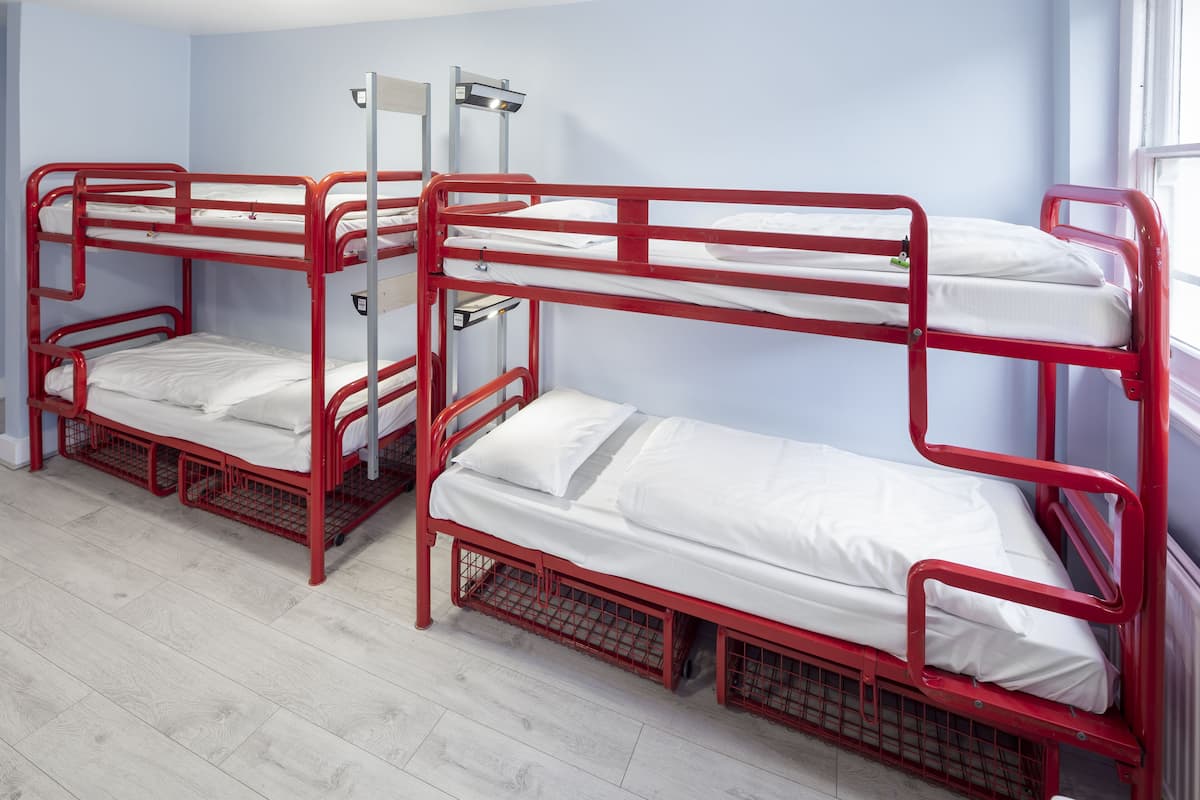 Verdunkelungsvorhänge, schallisolierte Zimmer, Bügeleisen/Bügelbrett