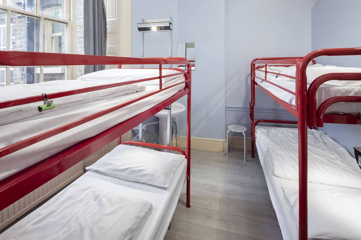 Verdunkelungsvorhänge, schallisolierte Zimmer, Bügeleisen/Bügelbrett