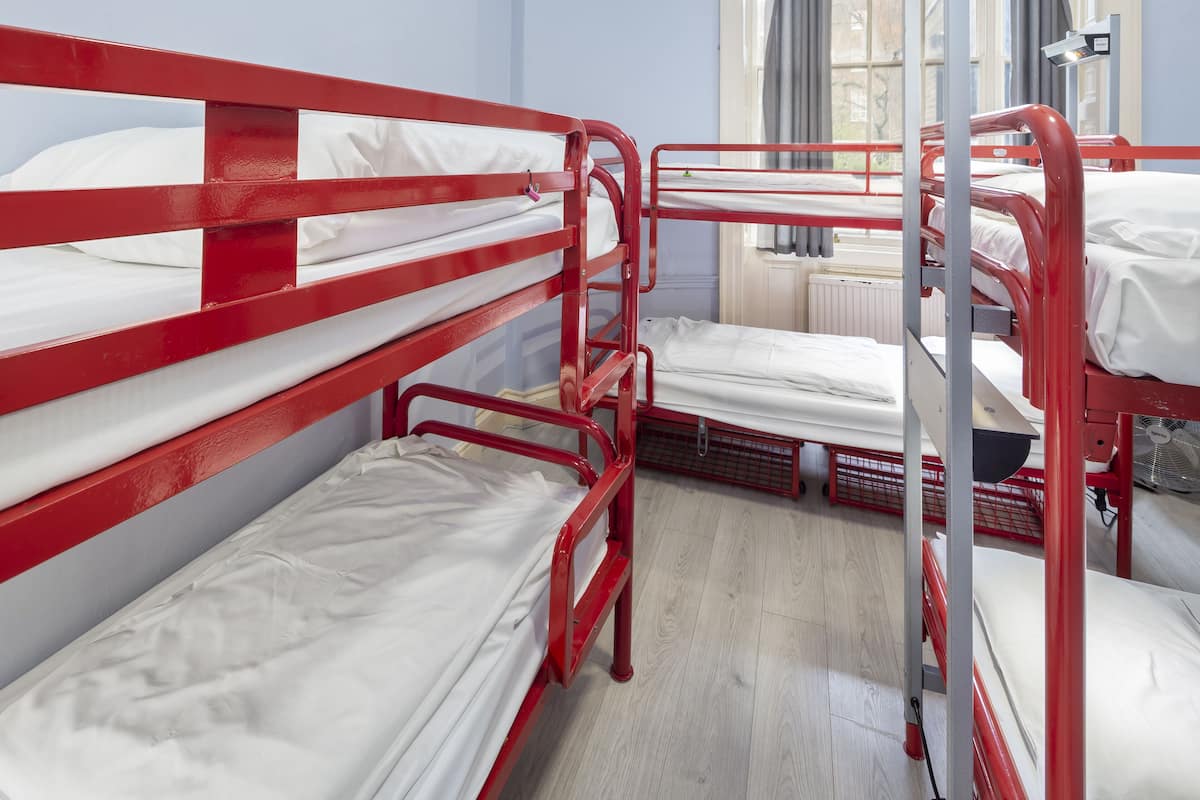 Verdunkelungsvorhänge, schallisolierte Zimmer, Bügeleisen/Bügelbrett