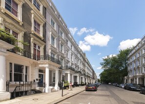 Front of property - Astor Kensington Hostel (London)