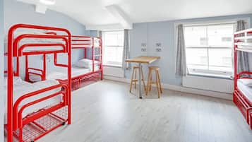 Decoración personalizada, muebles diferentes y cortinas blackout