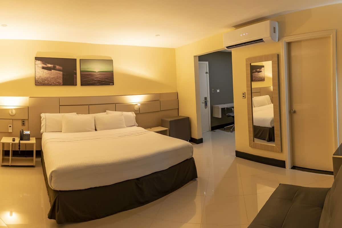 Minibar, caja de seguridad en la habitación y escritorio