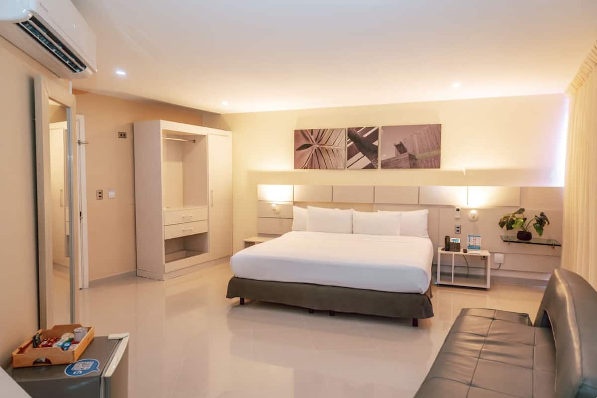 junior suite | 1 bedroom, minibar, in-room safe, desk