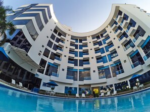 A modern hotel with a curved architecture, a swimming pool, and multiple balconies. - Hotel Florida Sinú (Montería)