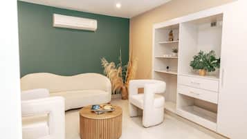 Suite presidencial | Minibar, vÀrdeförvaringsskÄp pÄ rummet och skrivbord