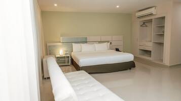 Suite presidencial | Minibar, in-room safe, desk, laptop workspace