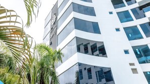 A modern multi-story building with a curved facade, large windows, and a sign indicating it is a hotel. - Hotel Florida Sinú (Montería)