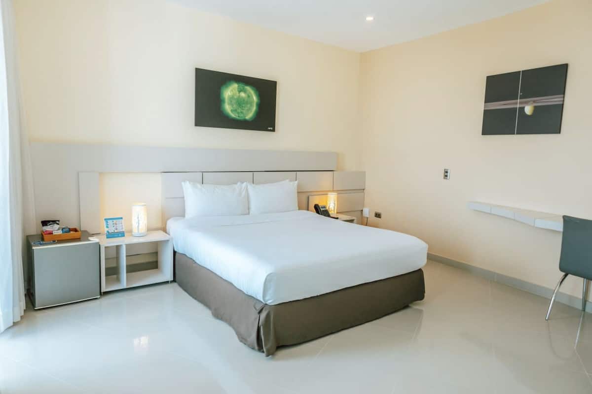 Executive Double Room | 1 bedroom, minibar, in-room safe, desk