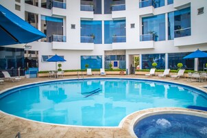 Una piscina al aire libre