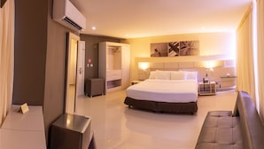 A modern hotel room with a large bed, bedside tables, a desk, and a seating area. - Hotel Florida Sinú (Montería)