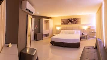 Junior Suite | 1 bedroom, minibar, in-room safe, desk