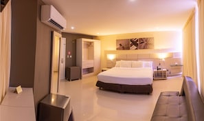Junior Suite | Minibar, in-room safe, desk, blackout drapes