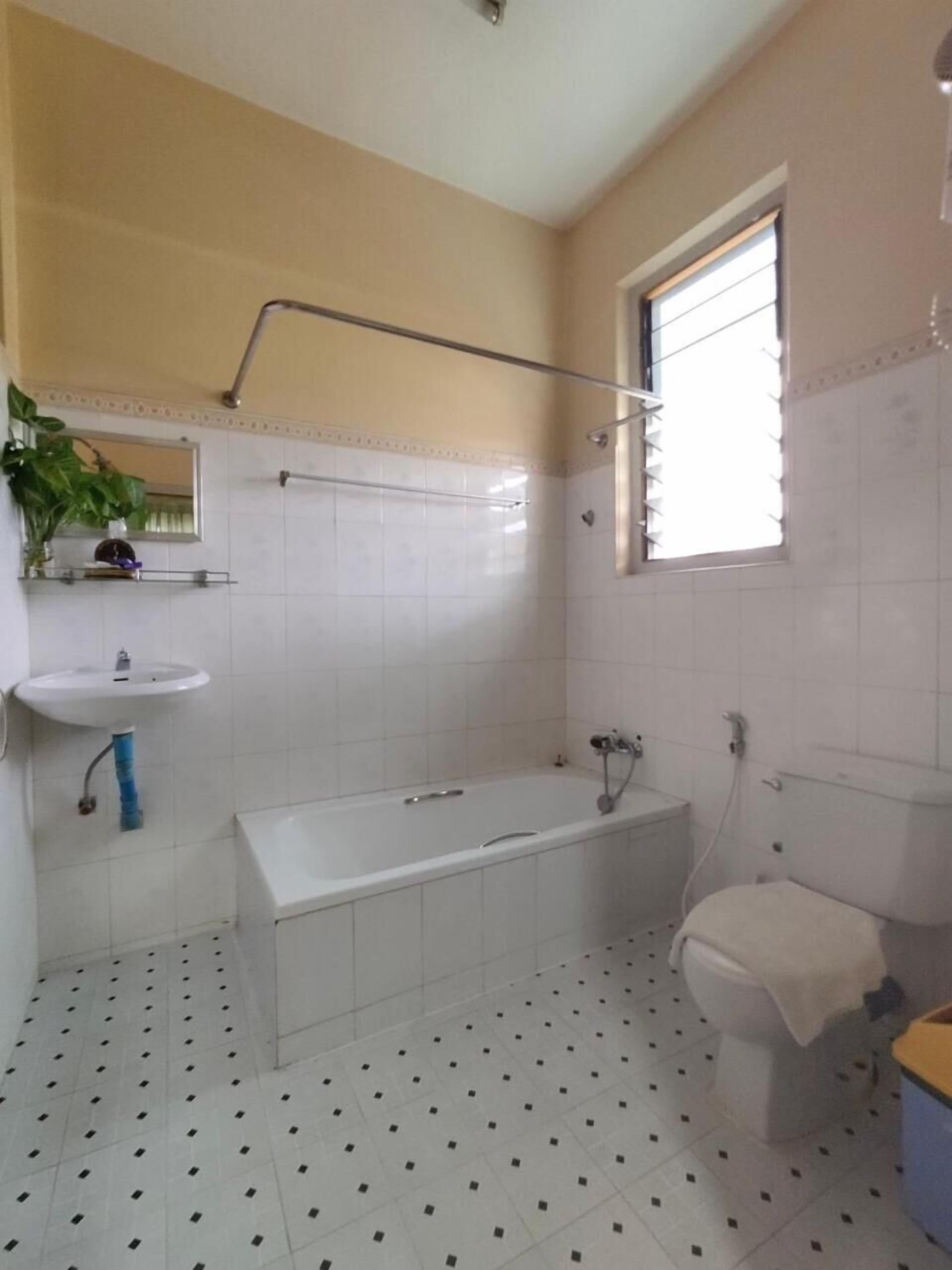 shower, free toiletries, hair dryer