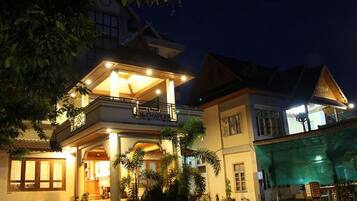 Bagian depan properti - sore/malam