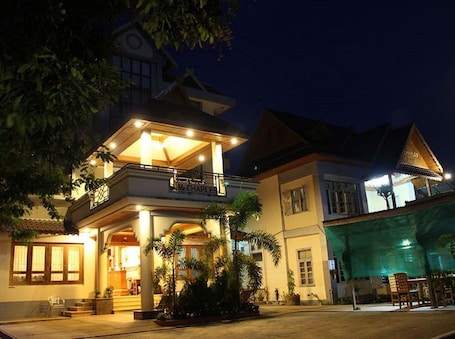 Fachada de la propiedad por la tarde o noche