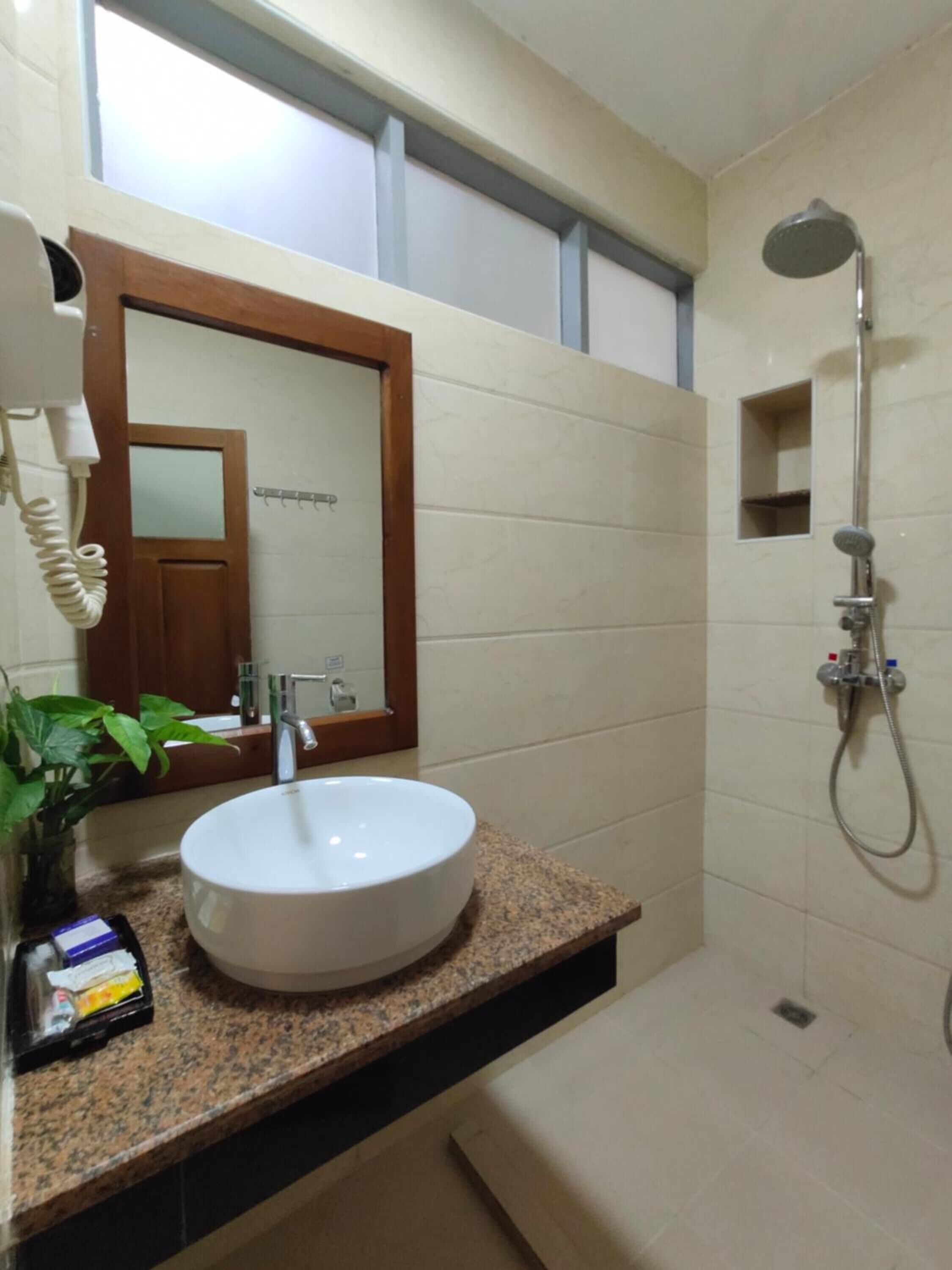 shower, free toiletries, hair dryer