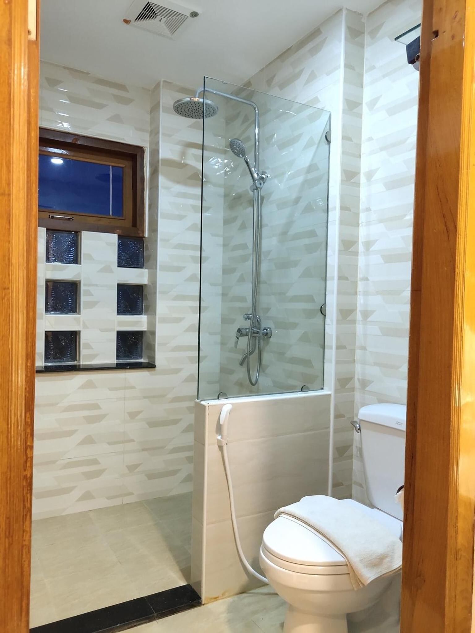 shower, free toiletries, hair dryer