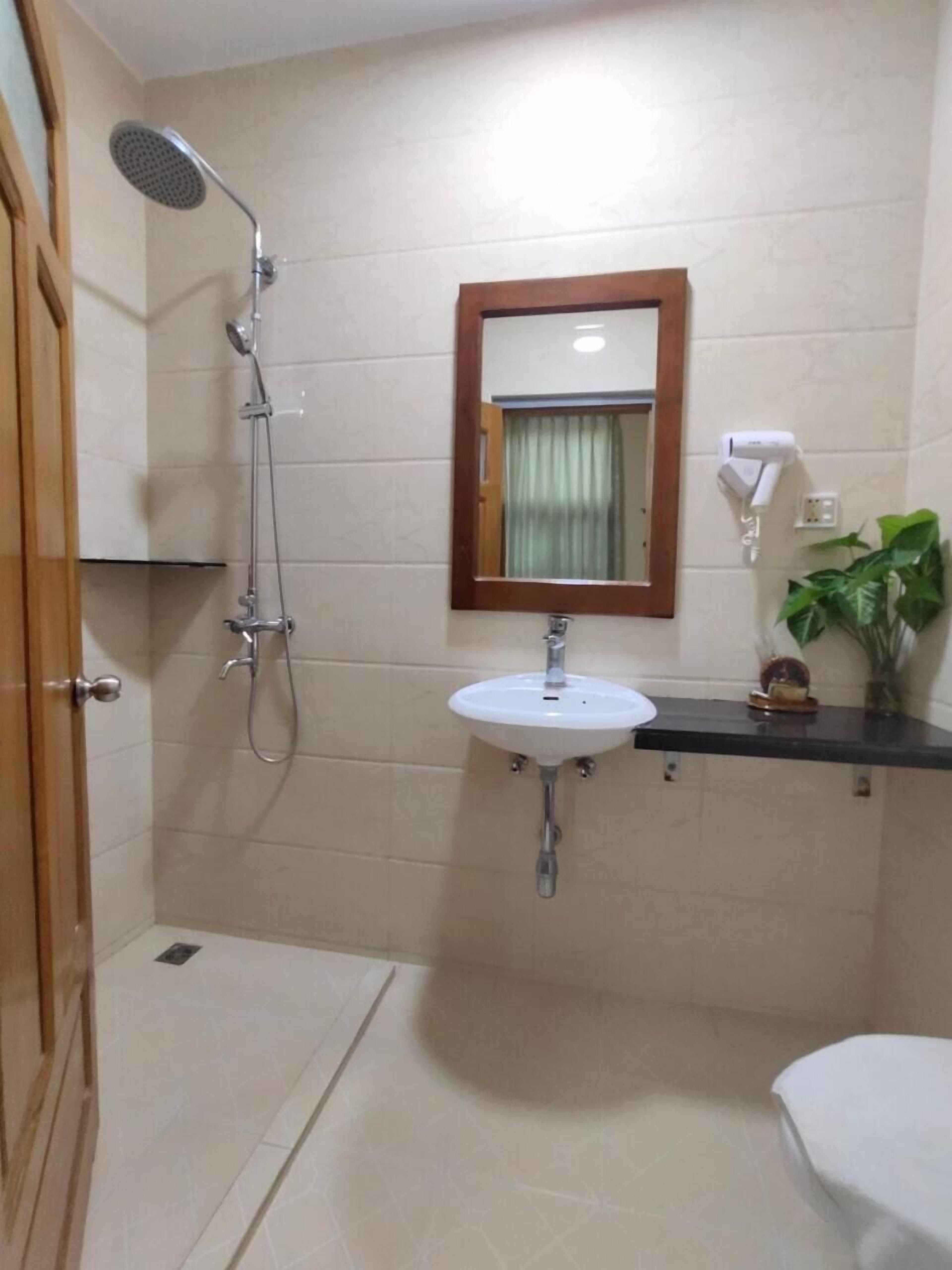 shower, free toiletries, hair dryer