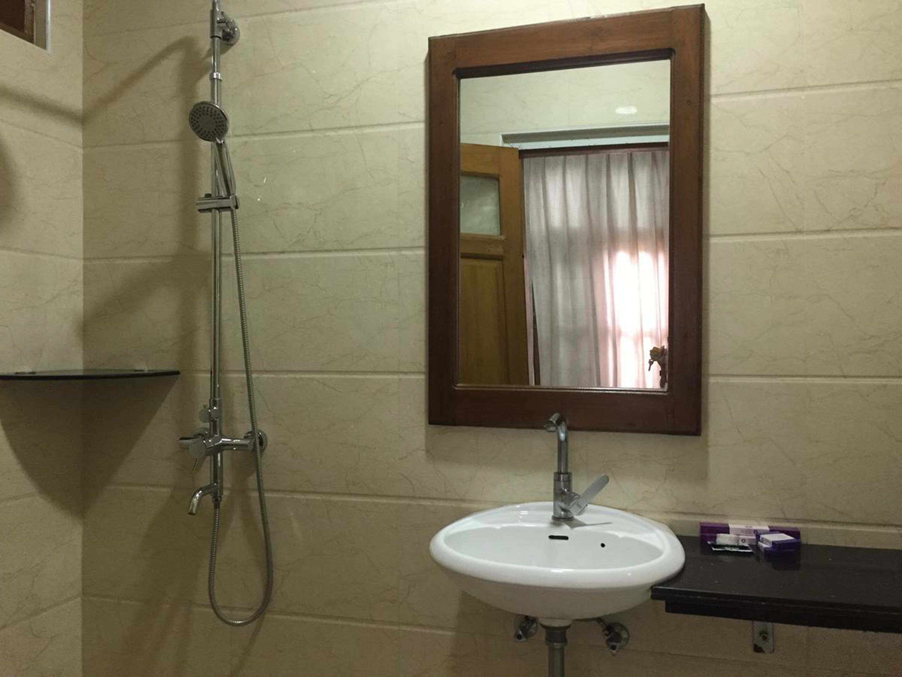 shower, free toiletries, hair dryer