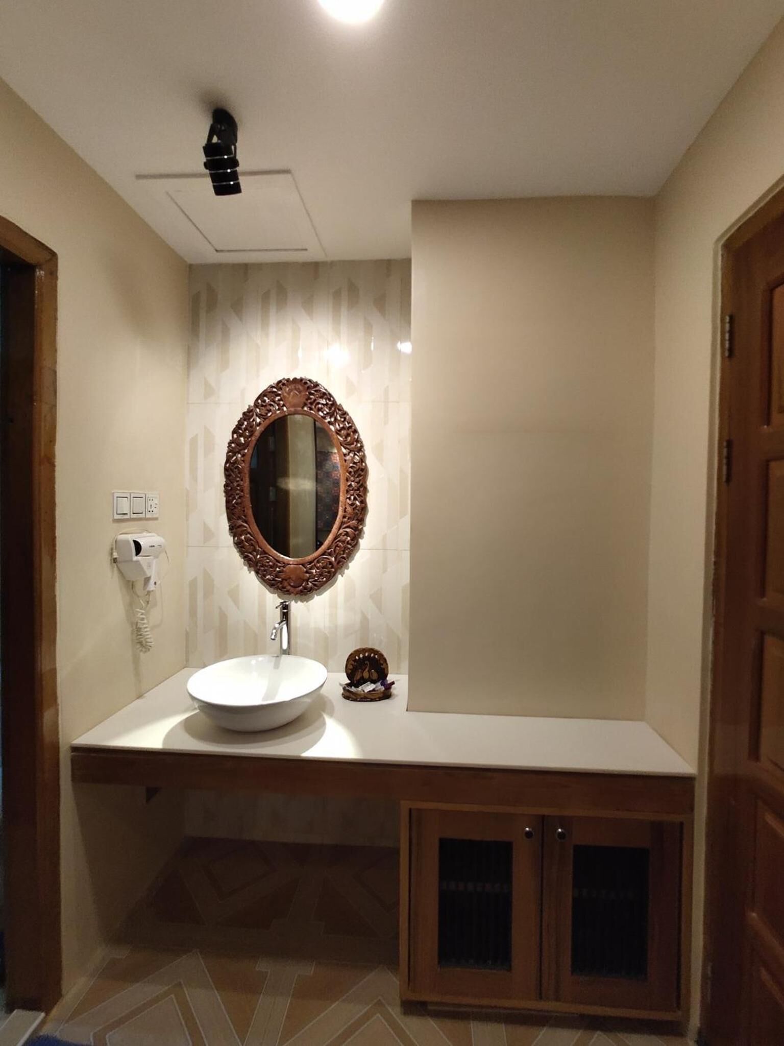 shower, free toiletries, hair dryer