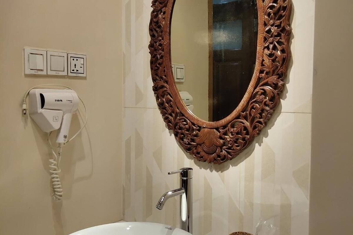 shower, free toiletries, hair dryer