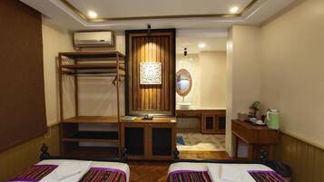 Minibar, brankas, meja kerja, dan Wi-Fi gratis